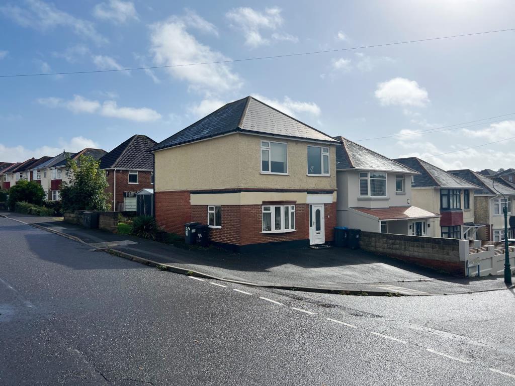 Lot: 33 - FREEHOLD DETACHED BUILDING ARRANGED AS TWO SELF-CONTAINED FLATS WITH GARAGE - Detached building with off road parking area